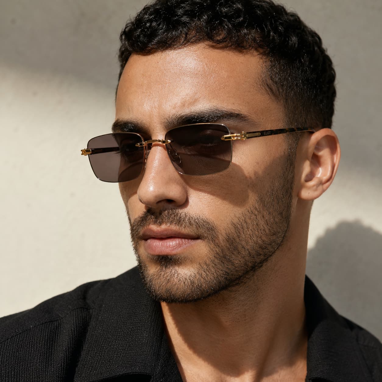 Modèle portant les lunettes Dante
