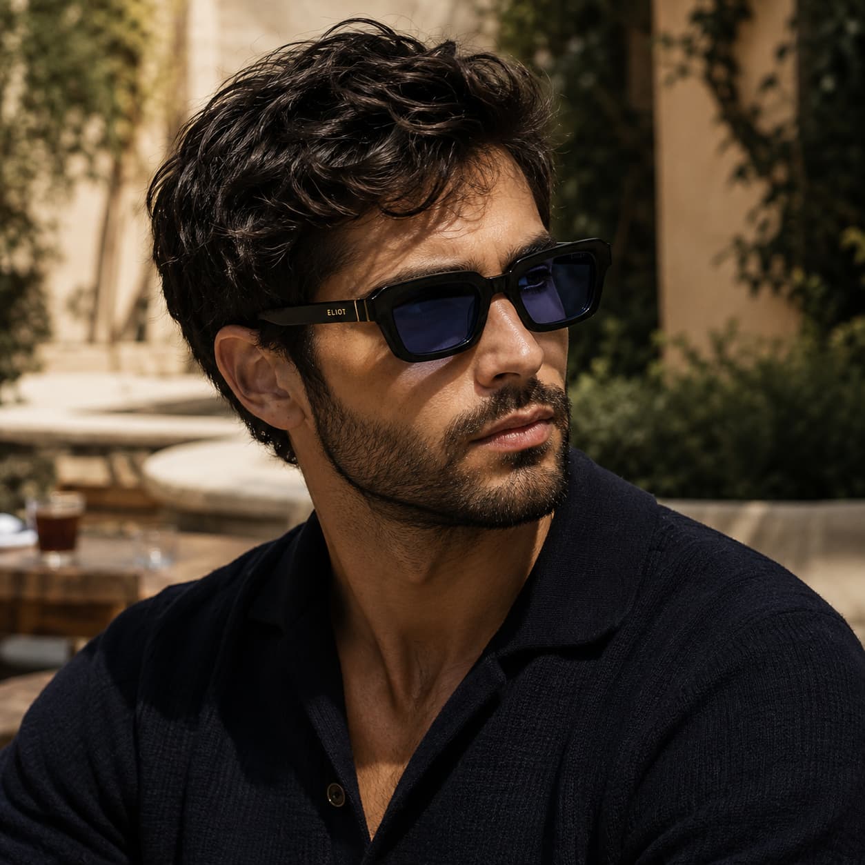 Modèle portant les lunettes Enzo