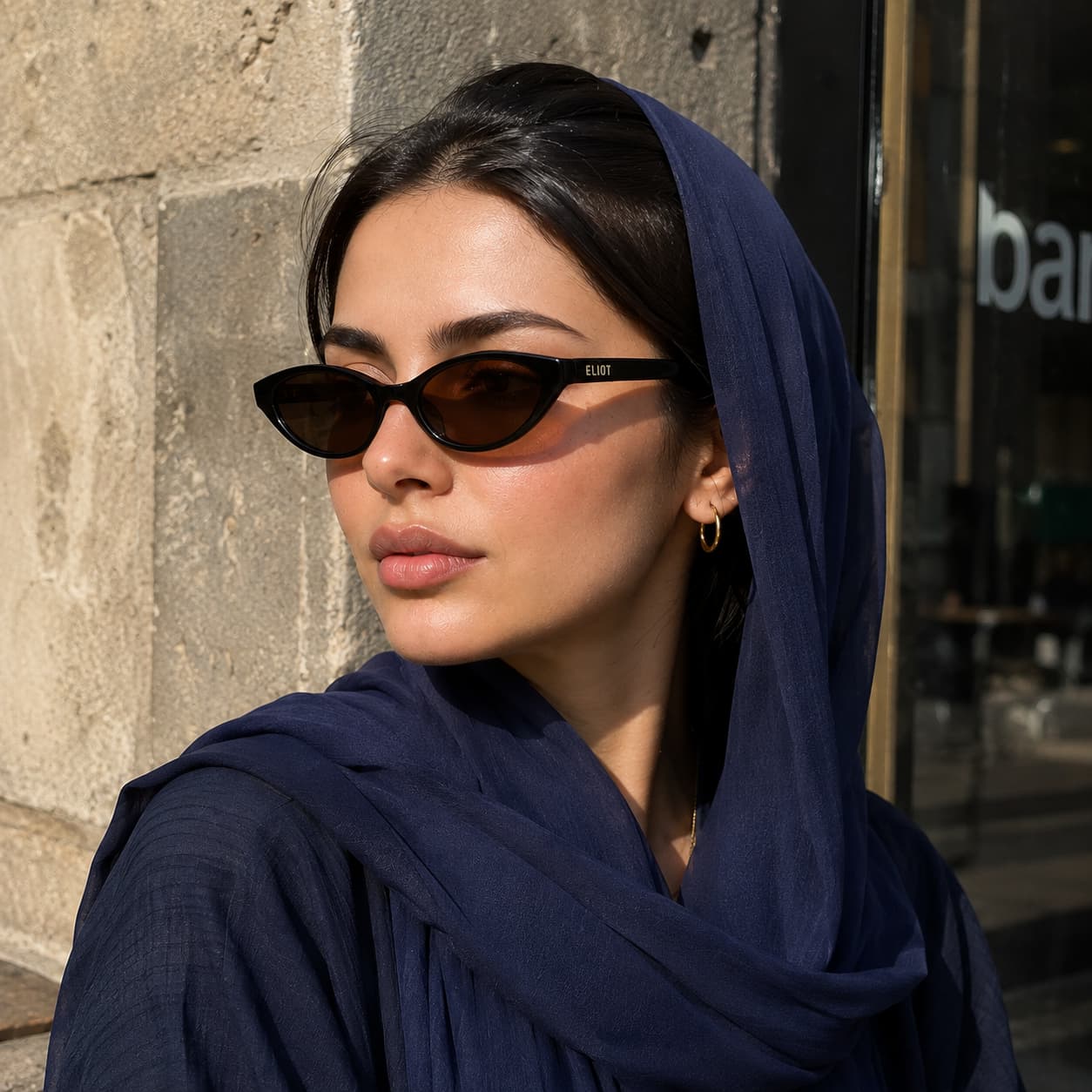 Modèle portant les lunettes Luna