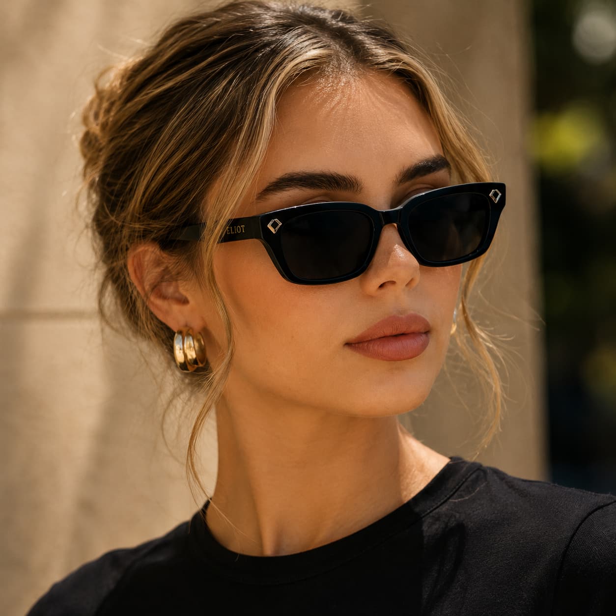 Modèle portant les lunettes Vera